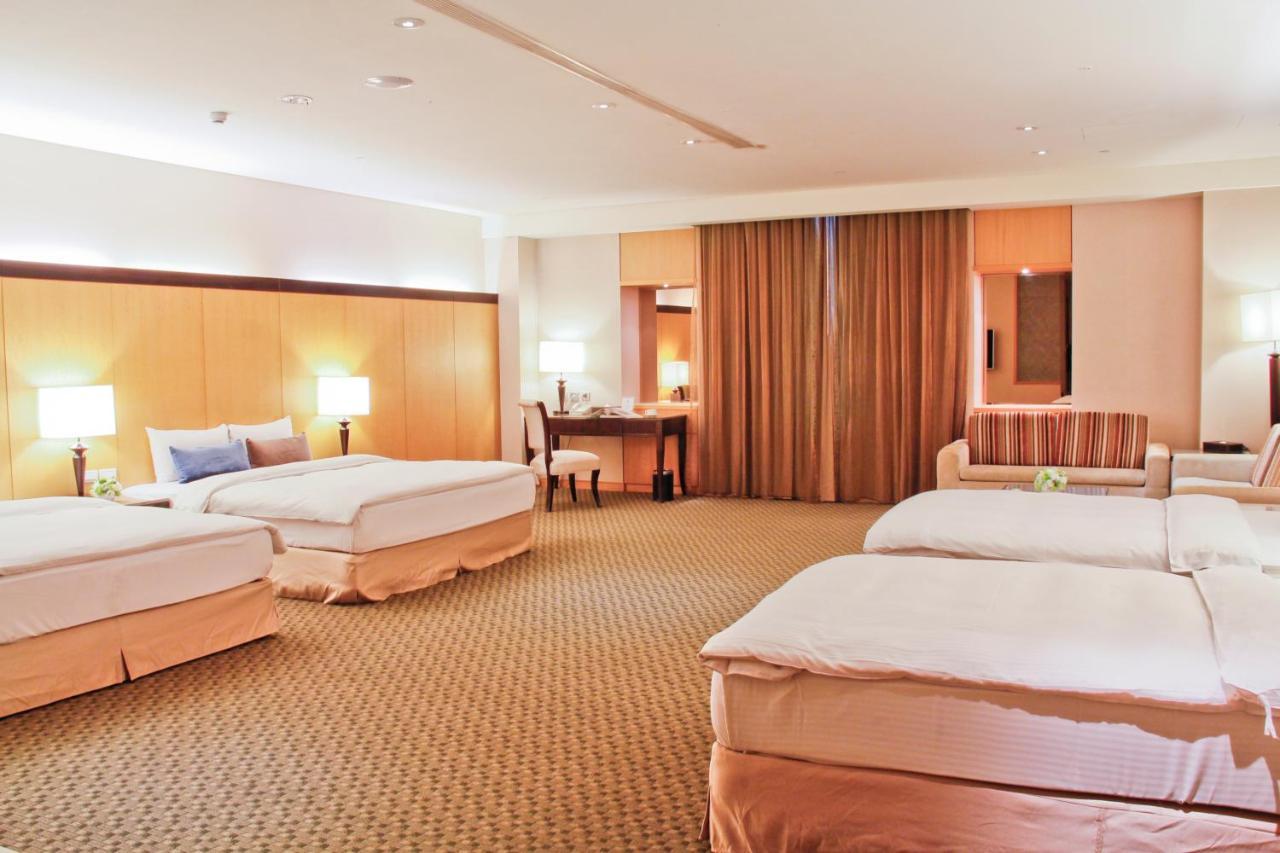 Queena Plaza Hotel Тайнан Екстериор снимка
