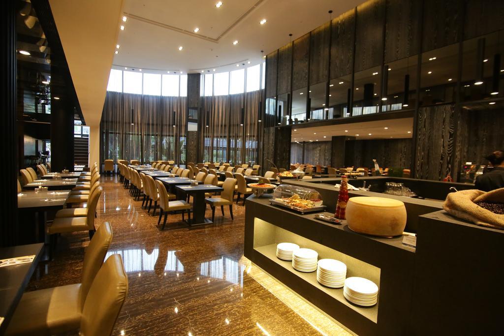 Queena Plaza Hotel Тайнан Екстериор снимка