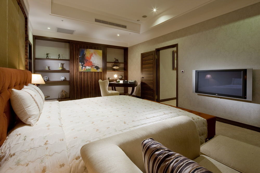 Queena Plaza Hotel Тайнан Екстериор снимка