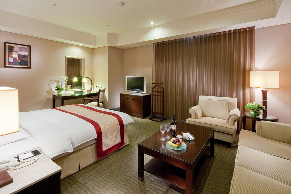 Queena Plaza Hotel Тайнан Екстериор снимка