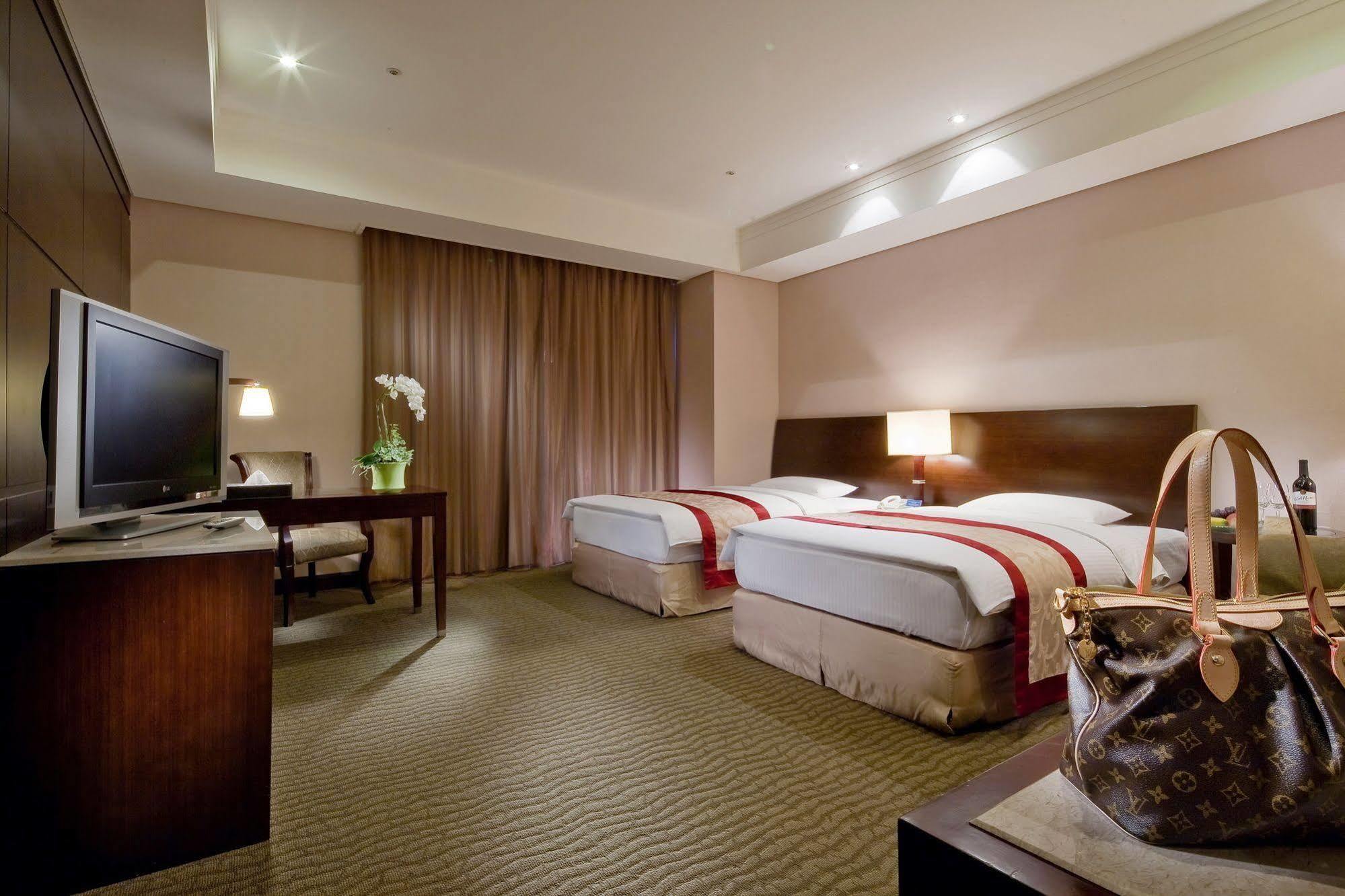 Queena Plaza Hotel Тайнан Екстериор снимка