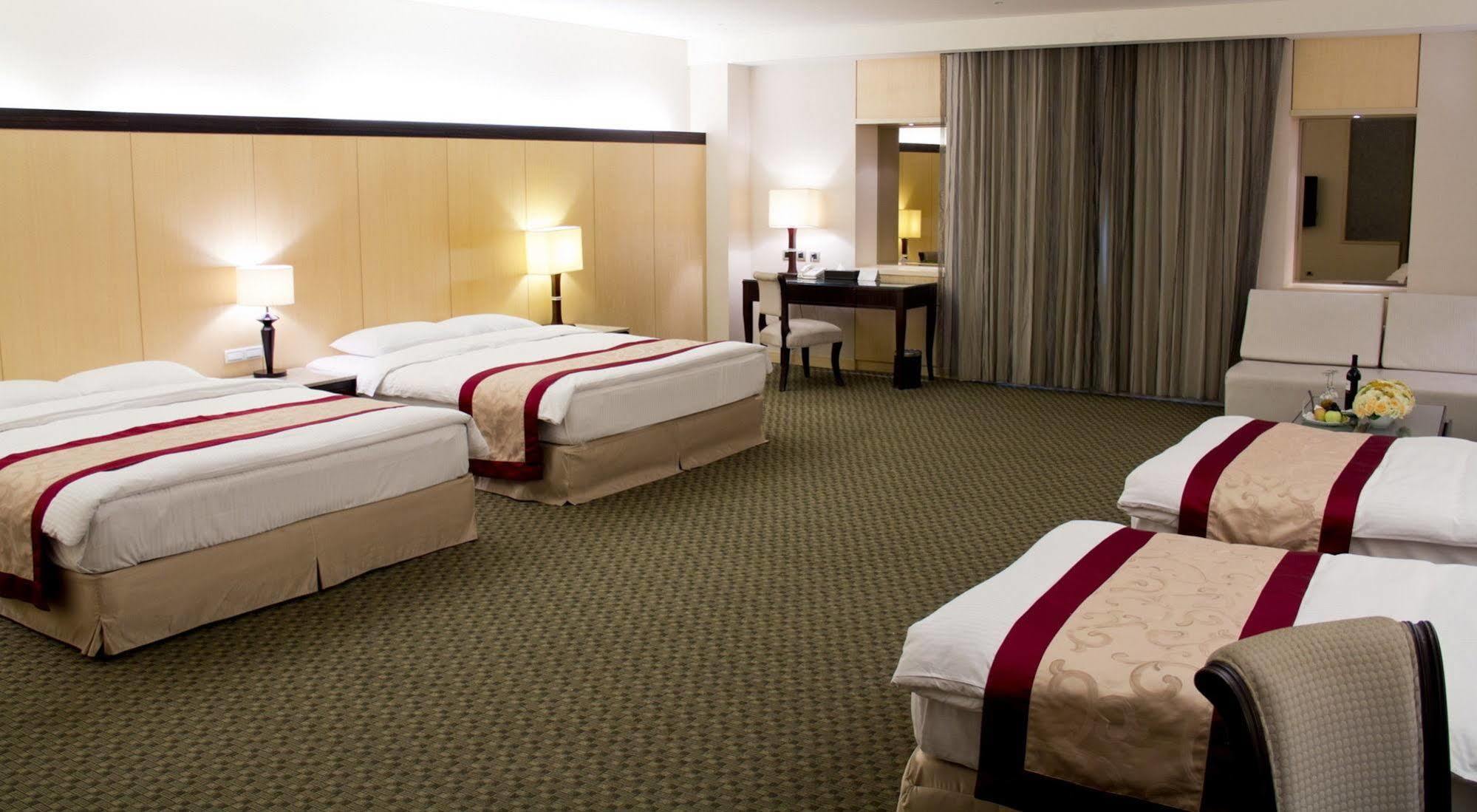 Queena Plaza Hotel Тайнан Екстериор снимка