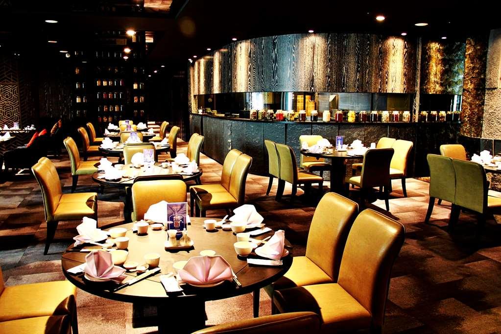 Queena Plaza Hotel Тайнан Ресторант снимка