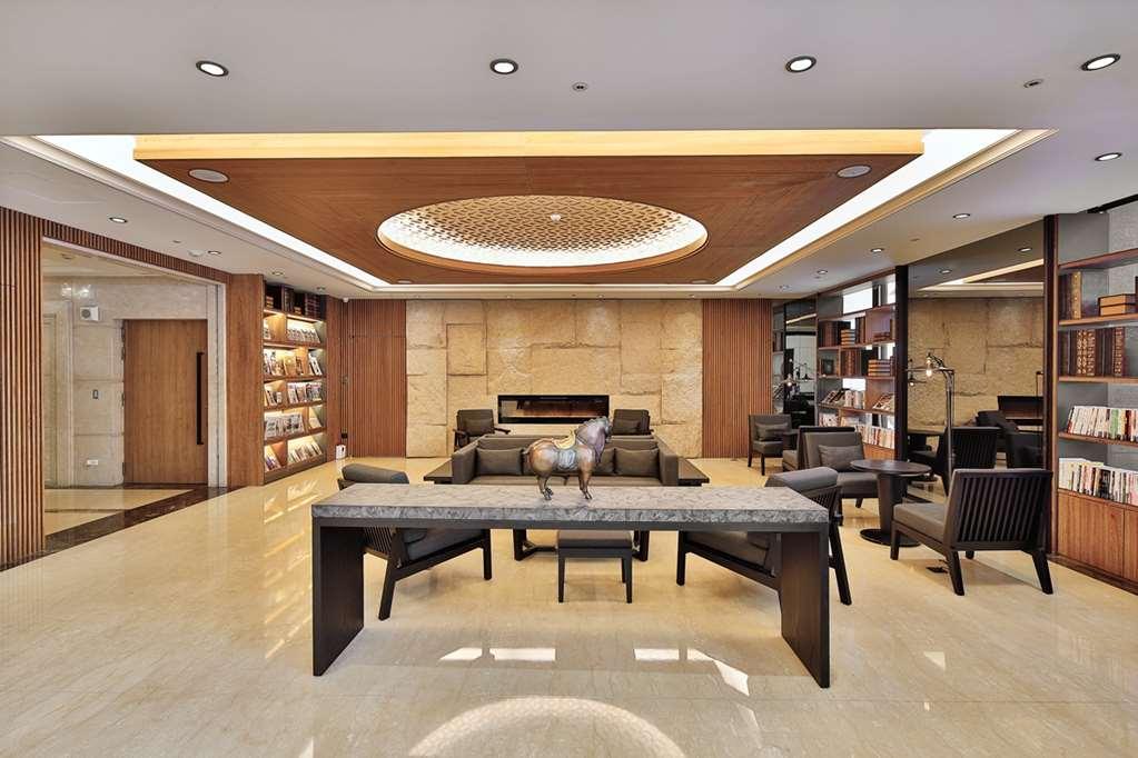 Queena Plaza Hotel Тайнан Интериор снимка